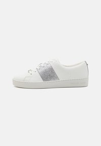 Sneaker in pelle bianca caratterizzato da una striscia argentata glitterata, superiore testurizzato, punta rotonda, chiusura con lacci e suola leggera con dettagli di branding.