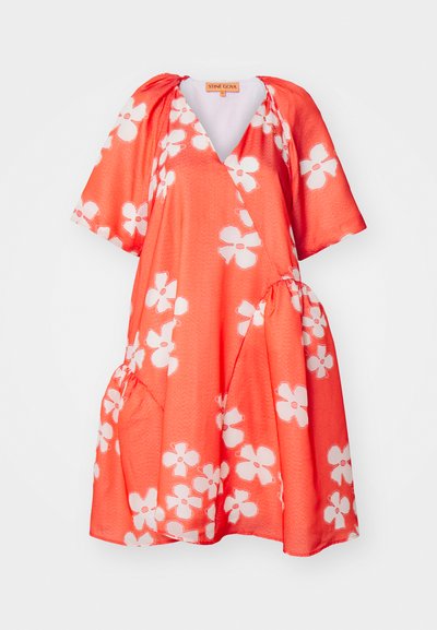 Czerwona sukienka w kwiaty z dekoltem w serek, krótkimi puff sleeves oraz białymi wzorami kwiatowymi na teksturowanym tle.