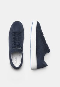 Sneakers in suede blu navy con suola in gomma bianca, dettagli testurizzati e design classico con lacci, arricchiti da dettagli perforati sui lati.