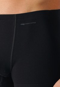 Boxer in cotone neri con una texture liscia, che presentano un logo "mey CASUAL COTTON" vicino all'elastico e cuciture piatte per un maggiore comfort.