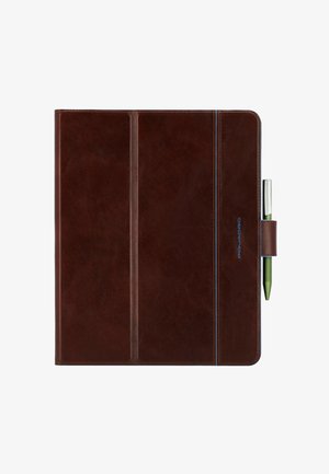 Braunes Lederetui mit drei vertikalen Fächern, blauer Ziernaht, elastischem Stifthalter und einem silbernen Stift. Durchgehend glatte Textur.