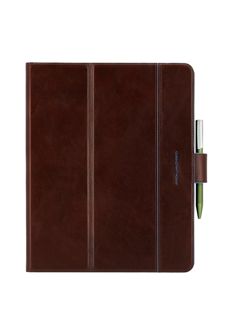 Bruine leren map met drie verticale vakken, blauwe stikseldetails, elastische pennenhouder en een zilveren pen. Glad oppervlak overal.