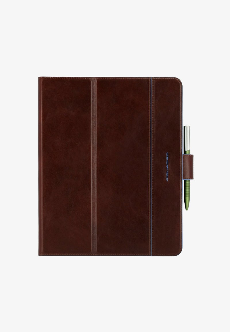 Bruine leren map met drie verticale vakken, blauwe stikseldetails, elastische pennenhouder en een zilveren pen. Glad oppervlak overal.