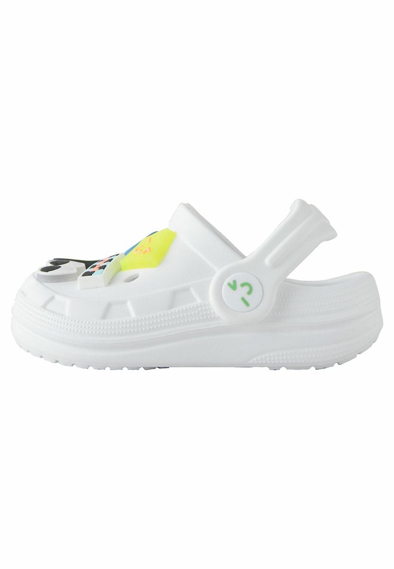 Sabots blancs avec un design graphique jaune et noir sur le dessus, dotés d'une sangle arrière pour le soutien et d'une semelle texturée pour l'adhérence.