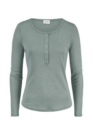 Langärmliges Henley-Shirt für Damen in Salbeigrün mit abgerundetem Ausschnitt und einer Knopfleiste mit sechs Knöpfen in der vorderen Mitte.