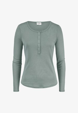 Langärmliges Henley-Shirt für Damen in Salbeigrün mit abgerundetem Ausschnitt und einer Knopfleiste mit sechs Knöpfen in der vorderen Mitte.
