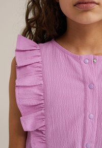 Levandulové šaty s volány na ramene, texturovanou tkaninou a zapínáním na patentky ve stejném odstínu na přední straně. Celkově hladký vzhled.