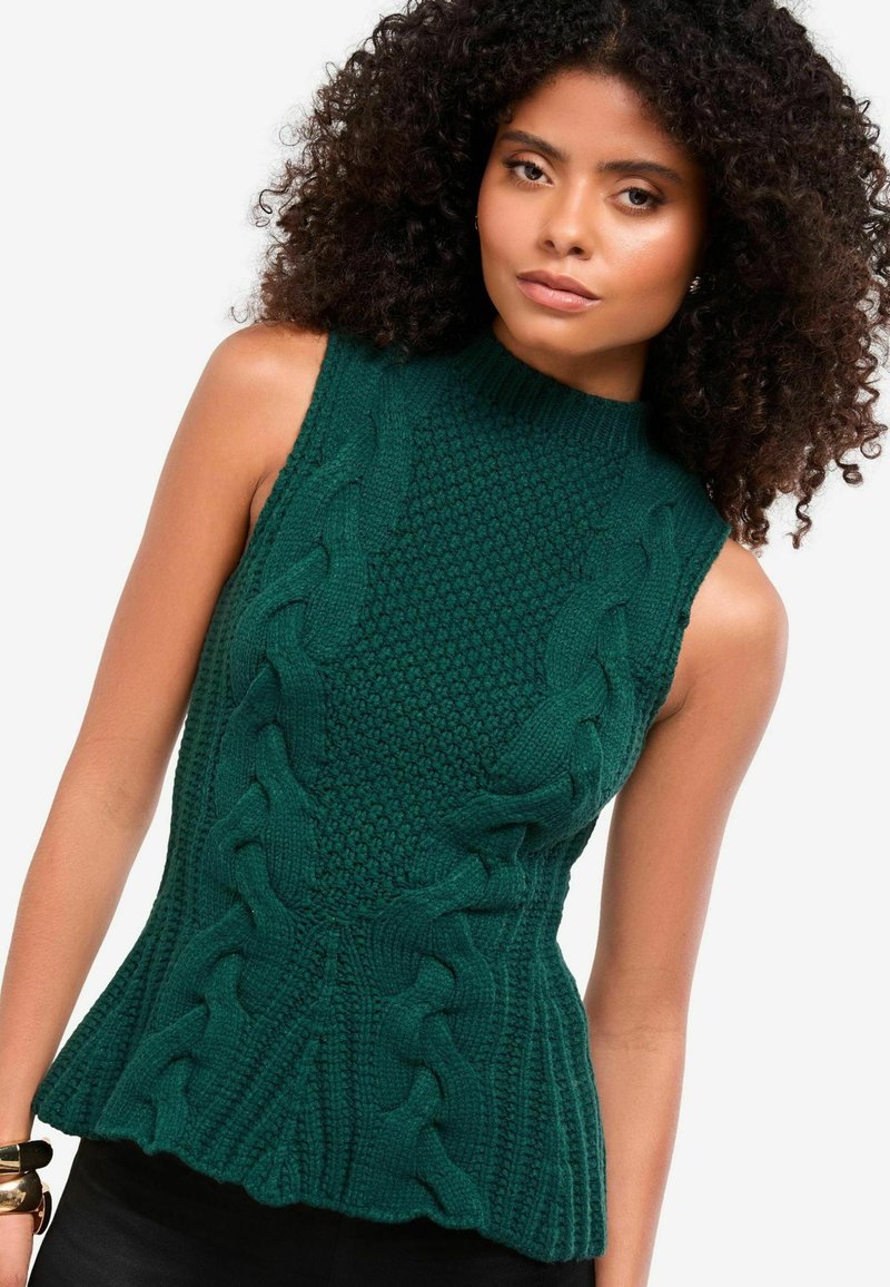 Pulover verde fără mâneci, tricotat, cu guler înalt, având modele texturate tip cablu și o formă peplum, realizat dintr-un fir gros.
