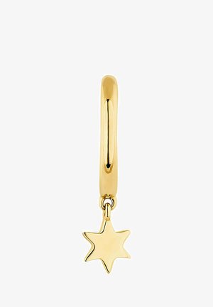 Pendiente de aro dorado con acabado suave y un charm de estrella colgante. La estrella tiene un diseño de cinco puntas y una superficie pulida.