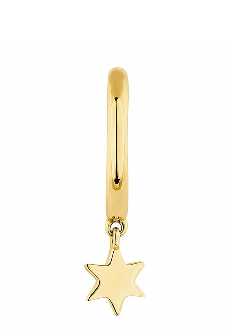 Pendiente de aro dorado con acabado suave y un charm de estrella colgante. La estrella tiene un diseño de cinco puntas y una superficie pulida.
