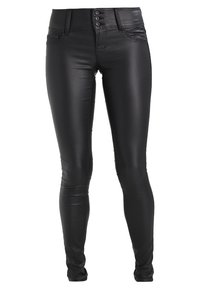 Pantalon skinny en cuir synthétique noir avec une taille haute, doté de cinq boutons à l'avant, de poches avant, et d'une texture lisse et brillante.