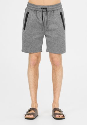 Grå shorts lavet af tekstureret materiale med to sidelommer med sorte lynlåse og en justerbar snoretræk i taljen.