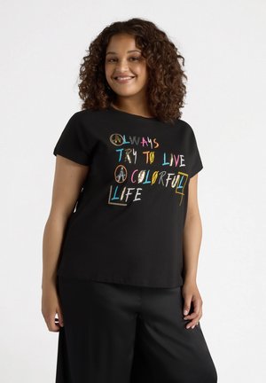 Zwarte t-shirt met korte mouwen voorzien van kleurrijke, speelse tekst die luidt: "Probeer altijd een kleurrijk leven te leiden," in verschillende letterstijl.