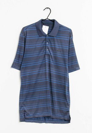 Męska granatowa koszulka polo Adidas z jasnoniebieskimi poziomymi paskami, trzema guzikami i kołnierzykiem, wisząca na czarnym wieszaku.