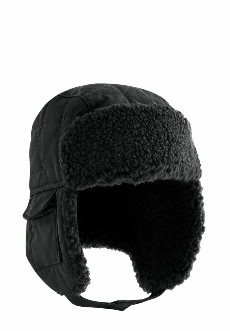 Cappello trapuntato in pelliccia nera foderato con aperture per le orecchie, caratterizzato da una texture morbida e da una fascia chin strap regolabile per una vestibilità sicura.