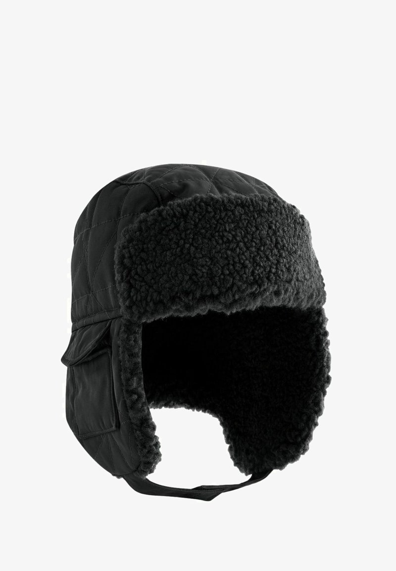Quiltet sort pelsforet hat med øreklapper, der har en blød tekstur og justerbar hageled for en sikker pasform.