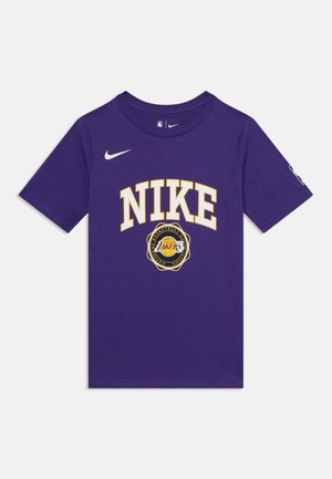 Lilla bomullst-skjorte med kortermet, med "NIKE" i hvitt og en gul Los Angeles Lakers-logo i sentrum.