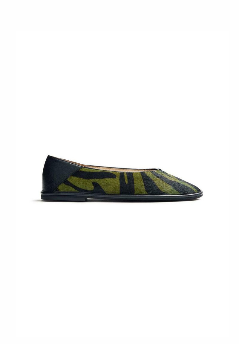 Ballerina con un motivo camouflage verde e nero, rifiniture in pelle, forma aerodinamica e suola nera sottile. Dettaglio di superficie testurizzata.