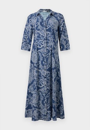 Robe longue bleue boutonnée avec imprimé floral blanc, manches trois-quarts et col.