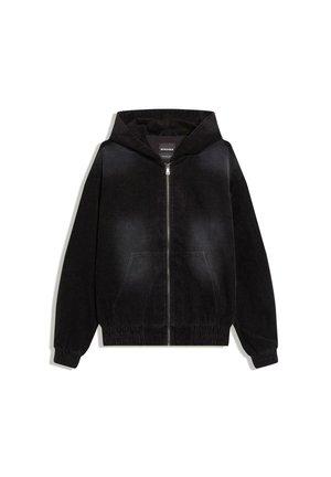 Črna kordurova jopa s kapuco na zadrgo, s sprednjimi žepi, elastičnimi manšetami in spodnjim robom, pritrjena kapuca, ležeča na belem ozadju.