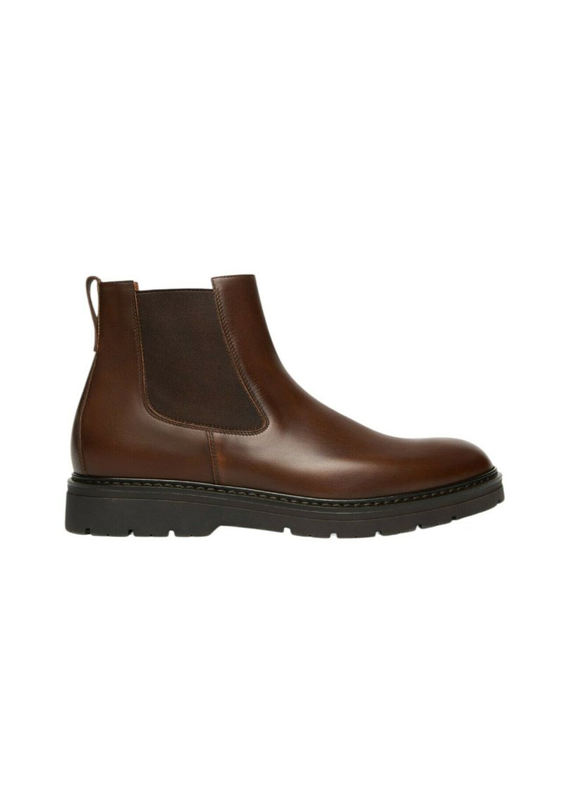 Stivale Chelsea in pelle marrone con pannelli laterali elastici, punta rotonda e suola in gomma nera con texture. Dettagli cuciti lungo la base.