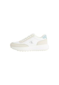 Zapatilla blanca con acentos en beige claro y azul, material de cuero y textil, punta redondeada, cierre con cordones y suela de goma texturizada.