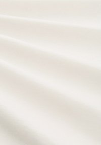 Material bej deschis, cu o textură netedă, ce prezintă pliuri delicate. Materialul pare moale și fin țesut, subliniind o culoare curată și neutră.
