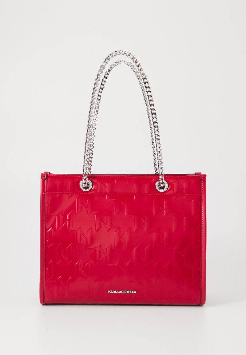 Rød blank håndtaske med præget geometrisk mønster, sølv kædehåndtag, lynlåslukning og Karl Lagerfeld-logo foran.