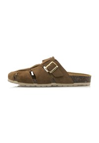 Sandal en daim marron à enfiler avec un design découpé, une sangle ajustable avec des détails en or et une semelle texturée pour une bonne adhérence.