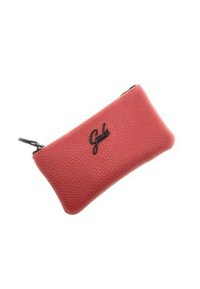 Piccola pochette in pelle rossa testurizzata con zip nera e logo "Gabs" nero sul davanti.