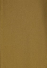 Katoenen stof in een warme mosterdkleur met een fijne, gestructureerde oppervlakte. Naaddetails zichtbaar langs de randen.