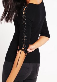 Morgan Stickad tröja - black