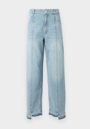 Jeans din denim bleu deschis cu picioare late, talie înaltă și tiv destrămat. Prezintă două buzunare frontale și cusături vizibile pe margini.
