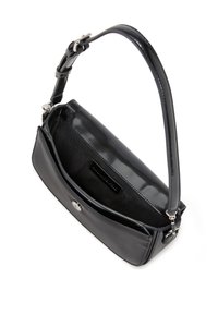 Borsa a mano in pelle patinata nera con design strutturato, caratterizzata da una silhouette elegante, una sola tracolla regolabile e una chiusura a scatto in argento.