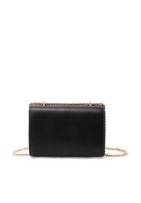 Borsa a mano rettangolare nera in pelle con tracolla in catena dorata e chiusura, caratterizzata da una texture liscia e un design minimalista.