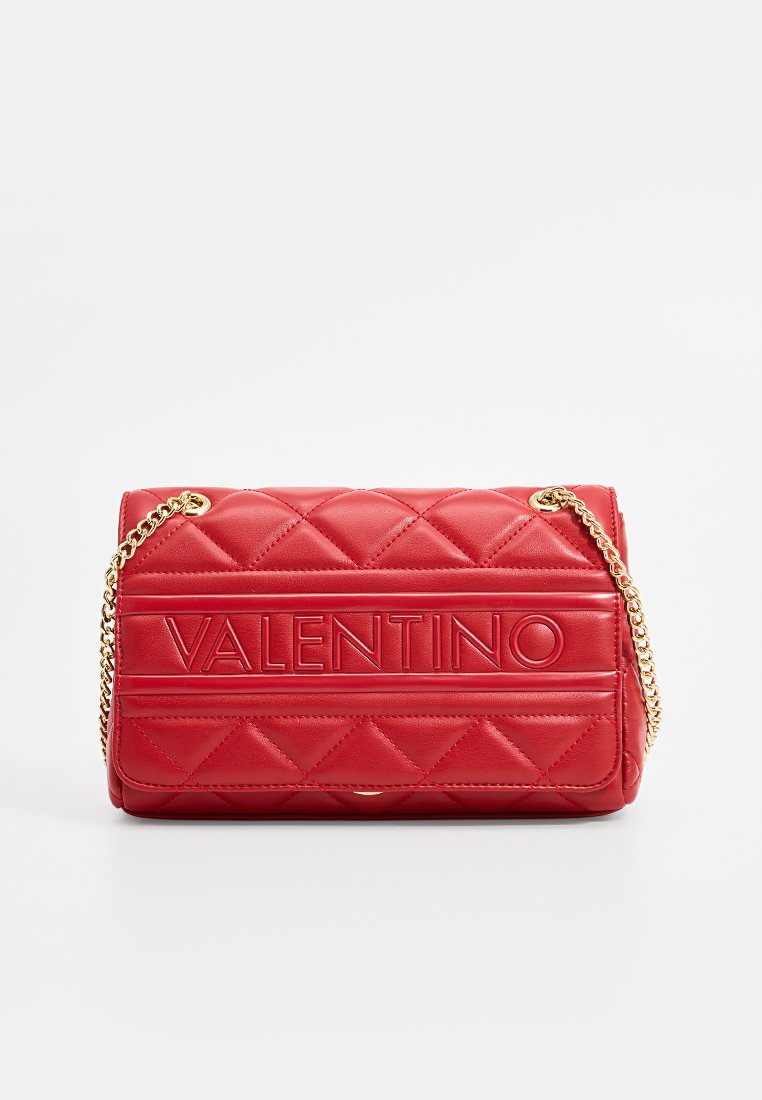 Rote gesteppte Lederhandtasche mit goldener Kettenriemen. Mit geprägtem "VALENTINO"-Logo auf der Vorderseite und einem rautenförmigen Nähmuster.