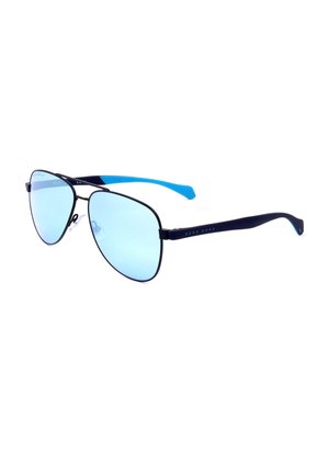 Occhiali da sole aviator con montatura nera, lenti leggermente azzurre e terminali delle aste blu, nome del marchio "Hugo Boss" visibile sull'asta.