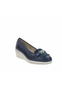 Zapato cuña de cuero azul marino con laterales perforados, flecos decorativos, detalle de hebilla plateada y suela acolchada beige.