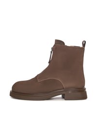 Stivali alla caviglia in suede marrone con zip laterale e punta rotonda. Presentano una suola spessa e piatta e un lembo sul retro per una facile indossatura.