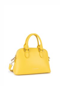 Borsa gialla realizzata in pelle texturizzata. Presenta due manici corti, una tracolla rimovibile e finiture in argento. Chiusura con zip.