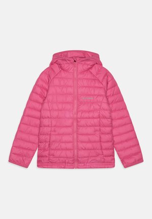 Veste rembourrée rose avec capuche, fermeture éclair à l'avant et texture matelassée. Dotée d'un petit logo sur la poitrine gauche.