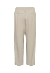 Beige Nadelstreifenhose mit elastischem Bund, zwei aufgesetzten Gesäßtaschen und Knopfdetails entlang der seitlichen Waden-Nähte.