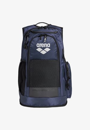 Mörkblå ryggsäck med meshpanel, dragkedjefack, justerbara remmar och en strukturerad logotyp. Inkluderar sidofickor och ett robust handtag.