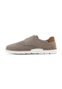 Grauer perforierter Ledersneaker mit weißer Gummisohle, kontrastierendem braunem Lederfersenakzent und dezenter Nähdetail entlang der Kante.