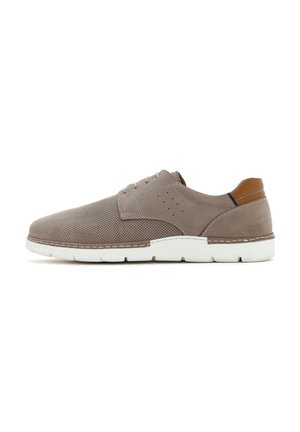 Grauer perforierter Ledersneaker mit weißer Gummisohle, kontrastierendem braunem Lederfersenakzent und dezenter Nähdetail entlang der Kante.