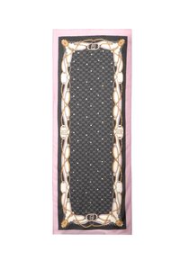 Foulard di seta con un motivo centrale scuro e accenti chiari, bordato da un bordo rosa e arricchito con catene dorate intrecciate.