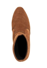 Bruine suede enkellaars met een ronde neus en een glad, onopvallend ontwerp; heeft een zwarte binnenvoering en gebogen naden accenten.