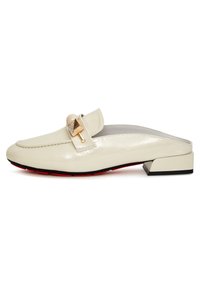 Beige patentleder Schlupfschuh mit niedrigem Blockabsatz. Verfügt über ein dekoratives goldfarbenes Hardware-Akzent mit Perlen- und diamantenähnlicher Verzierung.
