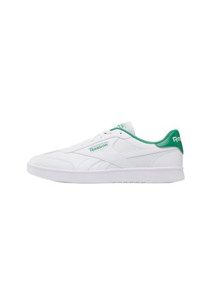 Witte lage Reebok sneaker met groen logo en hieldetail, veterontwerp en minimale stiksels aan zijkant en zool.