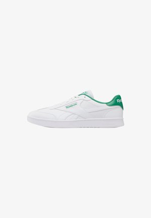 Sneaker bianco low-top Reebok con logo verde e dettaglio sul tallone, design con lacci e cuciture minime sul lato e sulla suola.